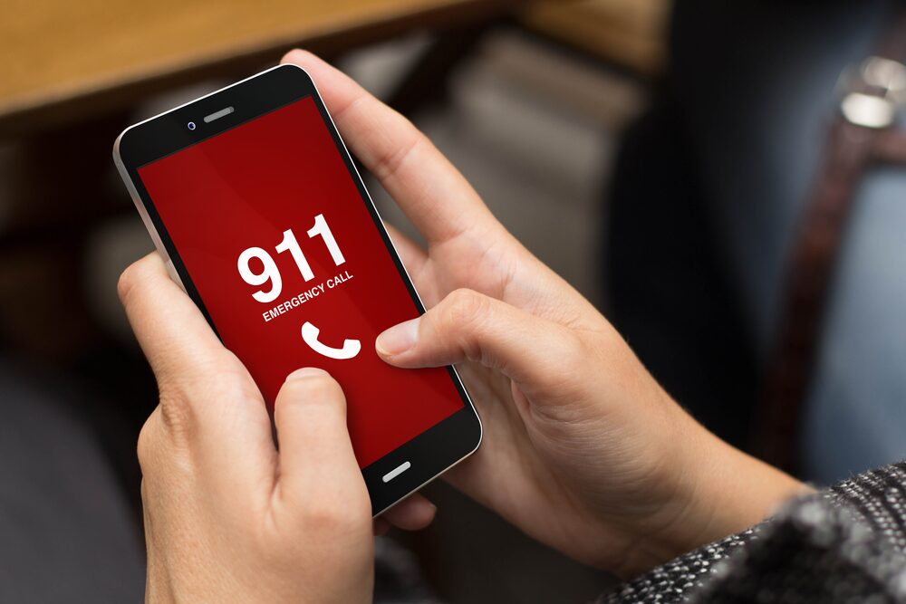 A person calling 911 immediately because someone has alcohol poisoning