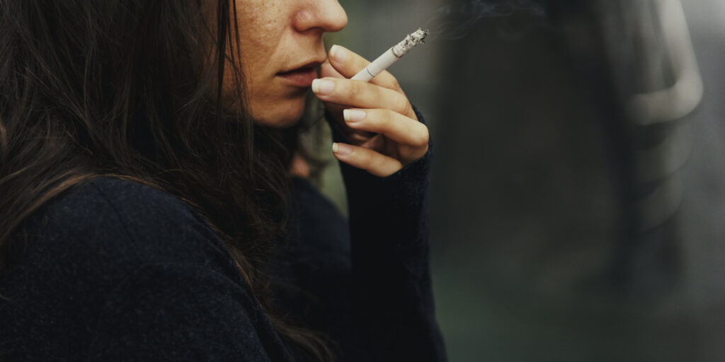 woman with co occurring disorders of alcoholism and mental health smoking 