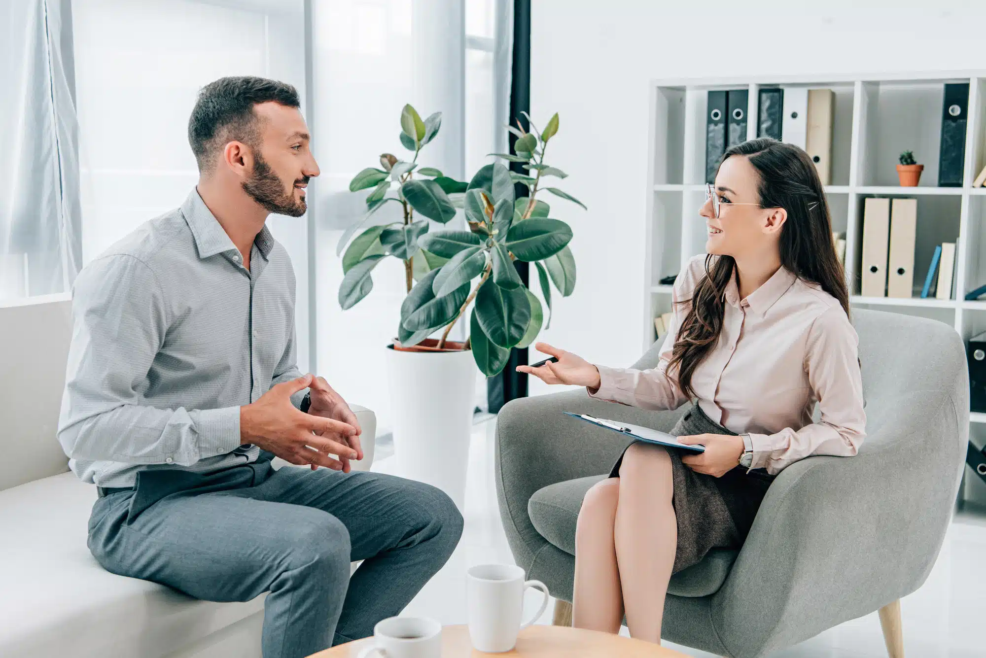 therapy7 therapist discussing to an addict the effects of fentanyl, withdrawal process and how they can help